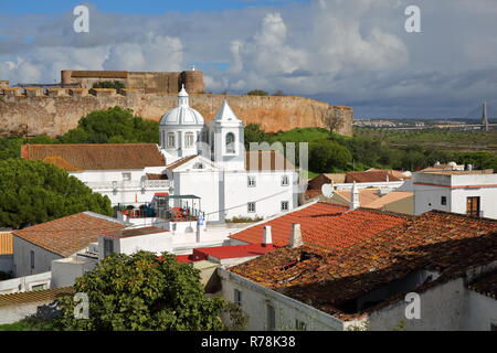 Das Schloss und die Kirche des Dorfes von Castro Marim, Algarve, Portugal Stockfoto