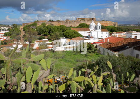 Allgemeine Ansicht von Castro Marim Dorf mit der Burg und der Kirche im Hintergrund, Castro Marim, Algarve, Portugal Stockfoto