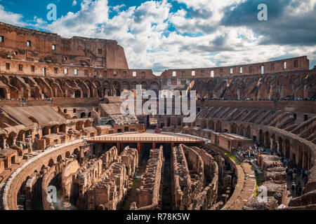 Innenraum des Kolosseum Flavischen Amphitheater oder Anfiteatro Flavio, Colosseo. Antike römische Gladiator Arena. Stockfoto