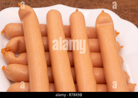 Packung mit raw Hot Dogs auf weißem Hintergrund mit Freistellungspfad Stockfoto