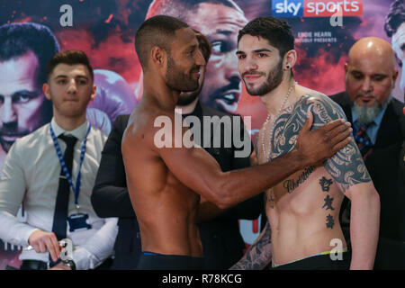 Kell Brook legt seine Hand auf Michael Zerafa während der Kell Brook und Michael Zerafa Matchroom Verpacken wiegen an der Millennium Gallery, Sheffield. Pi Stockfoto