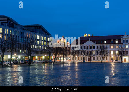 Magdeburg, Deutschland - Dezember 6, 2018: Blick auf das Hundertwasserhaus und das Parlamentsgebäude in Magdeburg an Weihnachten, Deutschland. Stockfoto