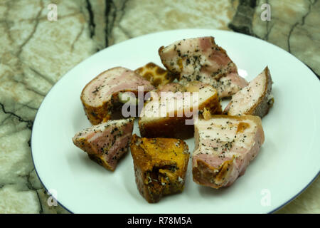 Scheiben Prosciutto oder Parmaschinken auf weißem Hintergrund. Von oben gesehen Stockfoto