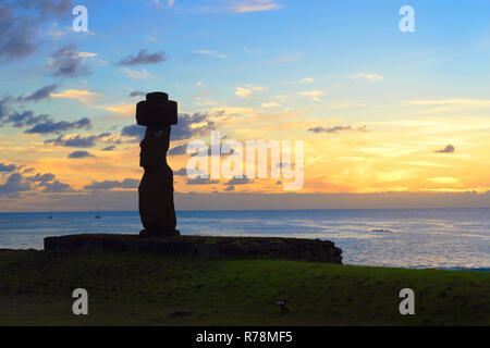 Tahai zeremoniellen Komplex bei Sonnenuntergang, Hanga Roa, UNESCO-Welterbe, Nationalpark Rapa Nui, Easter Island, Chile Stockfoto