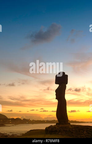 Tahai zeremoniellen Komplex bei Sonnenuntergang, Hanga Roa, UNESCO-Welterbe, Nationalpark Rapa Nui, Easter Island, Chile Stockfoto