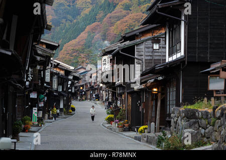 Morgen im malerischen historisch erhaltene Straße im Narai Juku im Herbst, Präfektur Nagano, Japan Stockfoto