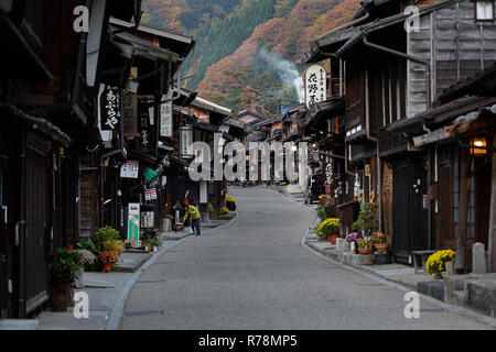 Morgen im malerischen historisch erhaltene Straße im Narai Juku im Herbst, Präfektur Nagano, Japan Stockfoto