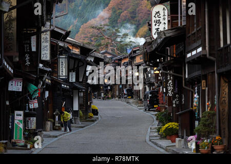 Morgen im malerischen historisch erhaltene Straße im Narai Juku im Herbst, Präfektur Nagano, Japan Stockfoto