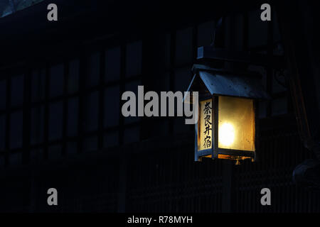 Narai - juku geschrieben Laterne auf ein traditionelles Haus im alten Stil in historisch erhaltene Straße im Narai Juku im Herbst, Präfektur Nagano, Japan Stockfoto