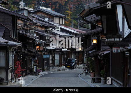 Morgen im malerischen historisch erhaltene Straße im Narai Juku im Herbst, Präfektur Nagano, Japan Stockfoto