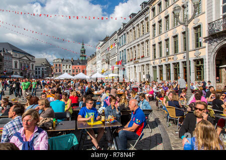 City Festival Doudou, Menschen feiern in Straßencafés auf der Grand Place, der Europäischen Kulturhauptstadt 2015, Mons Stockfoto