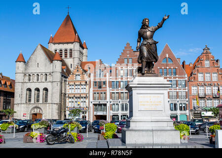 Grand Place, die Kirche von St. Quentin, einem Monument von Christine de Lalang, historisches Zentrum, Tournai, Hainaut, Belgien Stockfoto