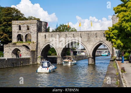 Pont des Trous Brücke, Teil der ehemaligen Stadtmauer, über den Fluss Schelde, Tournai, Hainaut, Belgien Stockfoto
