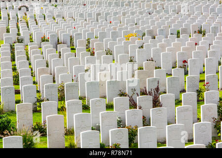 Tyne Cot Commonwealth Kriegsgräber Friedhof, der größten Commonwealth Friedhof der Welt, mit den Gräbern von über 12.000 Soldaten Stockfoto