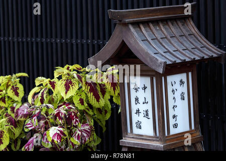 Narai - juku geschrieben Laterne auf ein traditionelles Haus im alten Stil in historisch erhaltene Straße im Narai Juku im Herbst, Präfektur Nagano, Japan Stockfoto