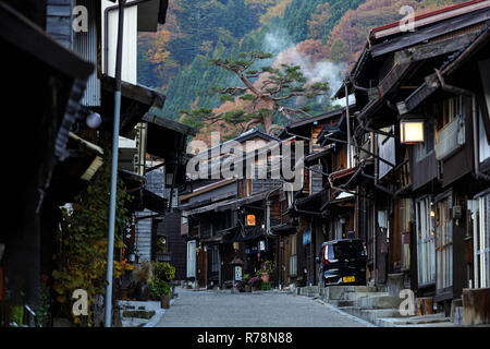 Morgen im malerischen historisch erhaltene Straße im Narai Juku im Herbst, Präfektur Nagano, Japan Stockfoto