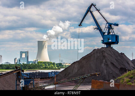 Kohle laden im Hafen Orsoy am Rhein, Walsum Kohlekraftwerk betrieben von STEAG mit Kühlturm auf der Rückseite Stockfoto