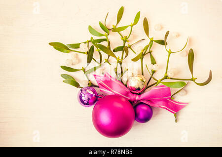 Silvester und Weihnachten Dekorationen mit Mistel auf Holz- Hintergrund. Natur Hintergrund. Stockfoto