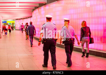 Streife, Passanten, unterirdische Passage im Hauptbahnhof, mit beleuchteten Wände, Essen, Nordrhein-Westfalen Stockfoto