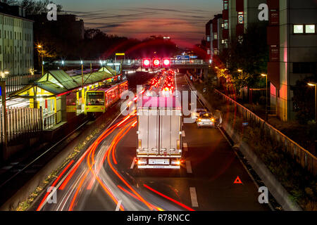 Kollision auf der A 40 Ruhrschnellweg, Lkw-Sperrung der mittleren Lane, City Limits, Essen, Nordrhein-Westfalen, Deutschland Stockfoto