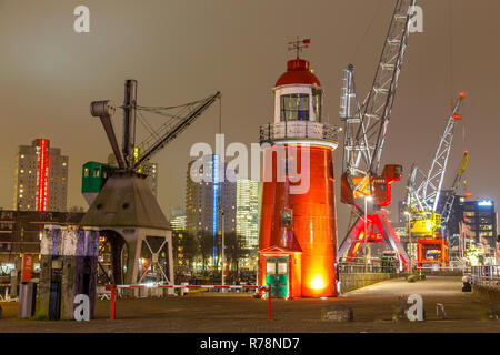 Leuvehaven, Havenmuseum, Maritime Museum, historische Schiffe, Werkzeuge, Krane, Leuchtturm, Hafenbecken, Rotterdam, Holland Stockfoto