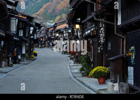 Morgen im malerischen historisch erhaltene Straße im Narai Juku im Herbst, Präfektur Nagano, Japan Stockfoto