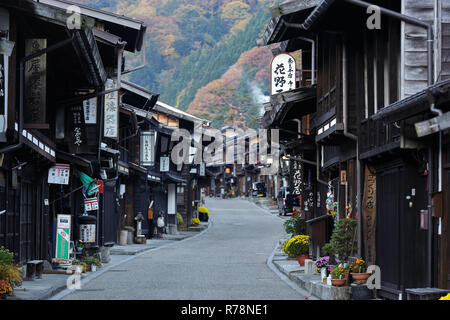 Morgen im malerischen historisch erhaltene Straße im Narai Juku im Herbst, Präfektur Nagano, Japan Stockfoto