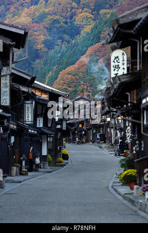 Morgen im malerischen historisch erhaltene Straße im Narai Juku im Herbst, Präfektur Nagano, Japan Stockfoto