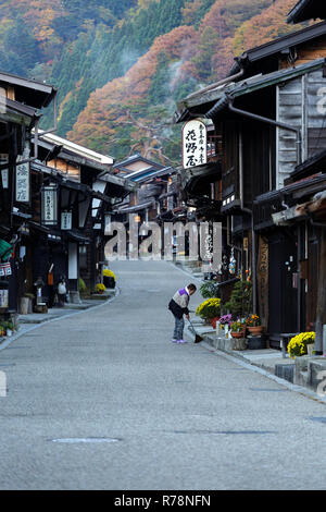 Morgen im malerischen historisch erhaltene Straße im Narai Juku im Herbst, Präfektur Nagano, Japan Stockfoto