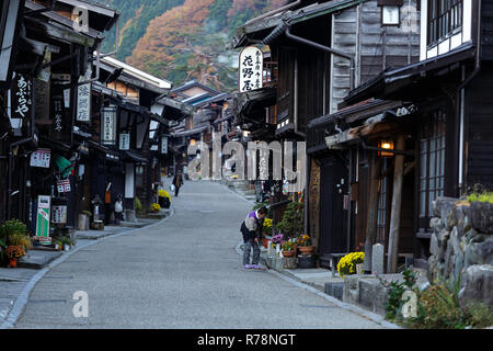 Morgen im malerischen historisch erhaltene Straße im Narai Juku im Herbst, Präfektur Nagano, Japan Stockfoto