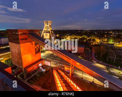 UNESCO Weltkulturerbe Zeche Zollverein, Blick von der Kohlenwäsche mit dem Ruhr Museum, auf dem Turm mit doppelter Wicklung Stockfoto