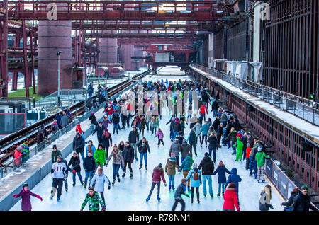 UNESCO Weltkulturerbe Zeche Zollverein, Kokerei Zollverein Kokerei, Eislaufbahn, Essen, Nordrhein-Westfalen Stockfoto