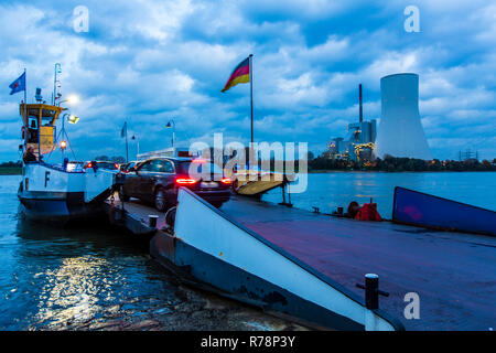 Rhein Fähre zwischen Duisburg Walsum und Orsoy, STEAG Kohle- Kraftwerk Walsum, Duisburg, Nordrhein-Westfalen Stockfoto