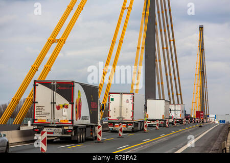 Ein 40 deutsche Autobahn Brücke über den Rhein bei Duisburg Neuenkamp, ​Steel kabel Bridge, Bridge Beschädigung, Risse in der Balken Stockfoto