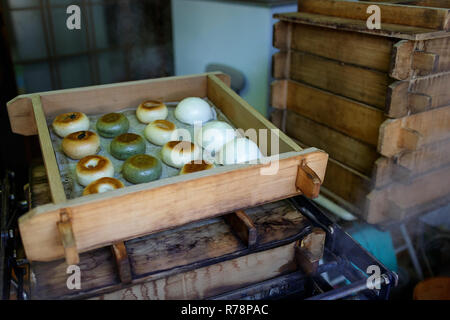 Frische gedämpfte Teigtaschen, Fleisch, Brötchen, Tsumago Juku, Honshu, Japan Stockfoto