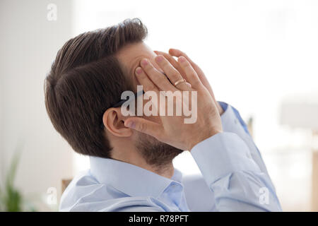 Nahaufnahme von Mann massieren Tempel leiden unter Kopfschmerzen. Stockfoto