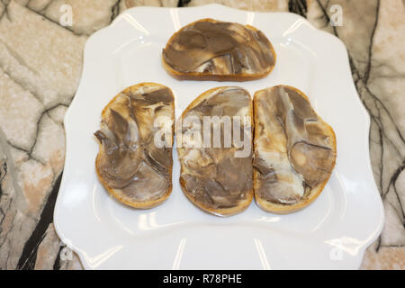 Zwei baguette Scheiben mit Schokolade Haselnuss verbreiten Stockfoto