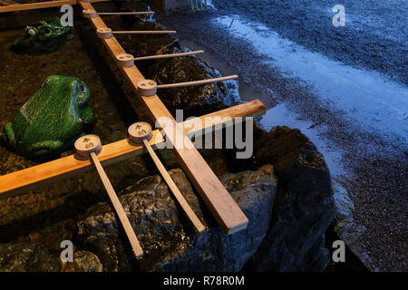 Holz- pendelarm der Heiligen zen Wasser in Japan Shinto Tempel, Meoto Iwa; Mie, Honshu, Japan Stockfoto