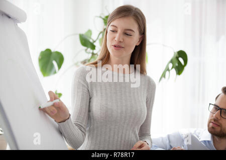 In der Nähe der weiblichen Sprecher zeichnen auf Flipchart, Präsentation Stockfoto