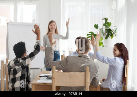 Diverse Mitarbeiter heben die Hände an Teambuilding Stockfoto