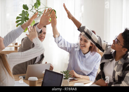 Lächelnd Kollegen Hand an Office teambuildi Stockfoto