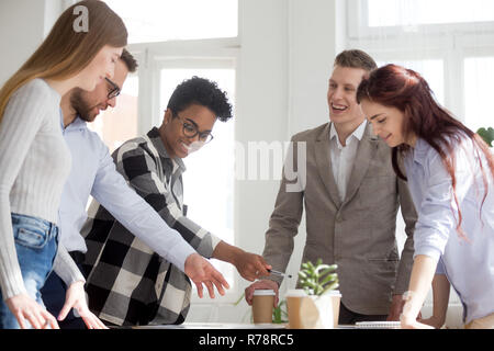 Aufgeregt diverse Mitarbeiter viel Spaß beim Brainstorming in Office Stockfoto