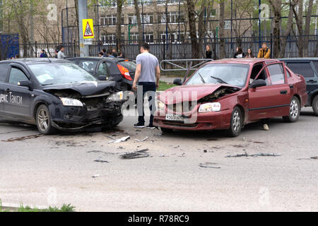 Zwei Männer streiten nach einem Autounfall auf der Straße - Russland Berezniki vom 23. Mai 2018 Stockfoto