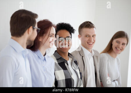 Happy gemischtrassiges Team Lachen in der Nähe von Büro Stockfoto