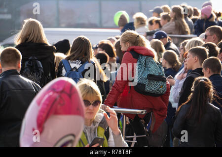 Masse der Leute auf der Straße, Stadtzentrum - Russland Berezniki, 26. Mai 2018 Stockfoto