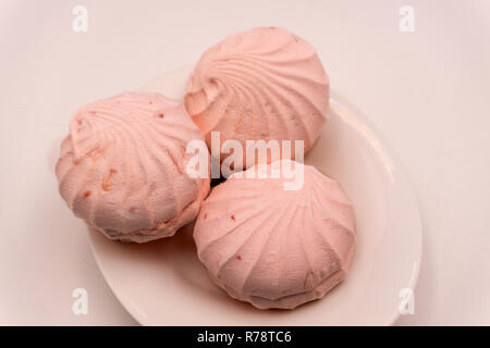 Bunte mini Marshmallows auf weißem Hintergrund, Makro. Flauschige marshmallows Textur und Muster. Hochauflösendes Bild Stockfoto