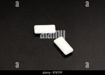 Zwei Stücke kauen oder Blase Gummis auf Weiß mit Freistellungspfad isoliert Stockfoto