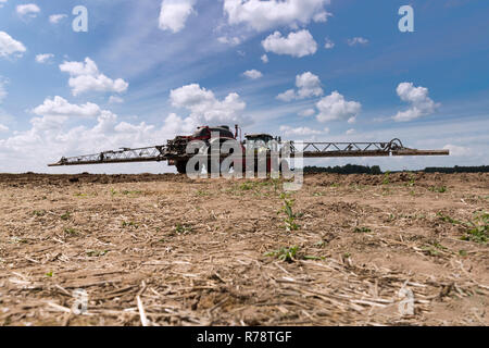 Maschine zum Sprühen von Pestiziden und Herbiziden im Bereich gegen den blauen Himmel. Schwere Maschinen für Landwirtschaft Stockfoto