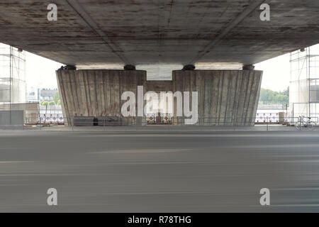 Leere Straße unter einer Brücke in Riga, Lettland. Wiederaufbau der Brücke über die Autobahn. Stockfoto