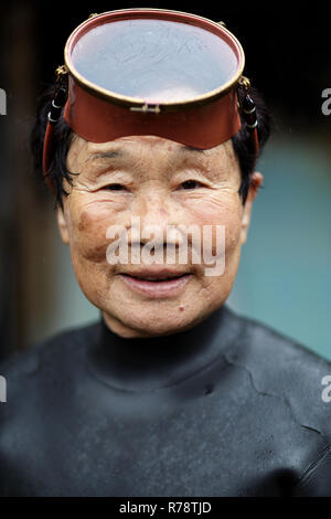 Porträt eines Ama Taucher - 80 Jahre alte Frau, die noch den traditionellen tauchen Muscheln zu sammeln für das Leben zu verdienen, Mie, Japan Stockfoto